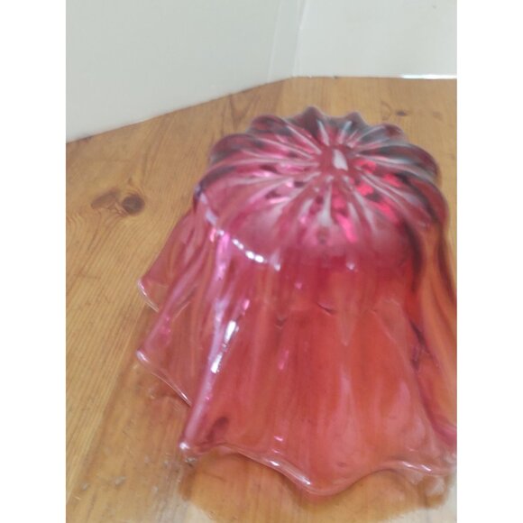 Anthony Rossi Hand Blown Glass Fluted Edge Cranberry Bowl 6" x 6" x 4.5" Canada - Picture 9 of 12